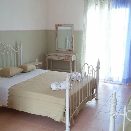 Elaias Gi Aparthotel 4*